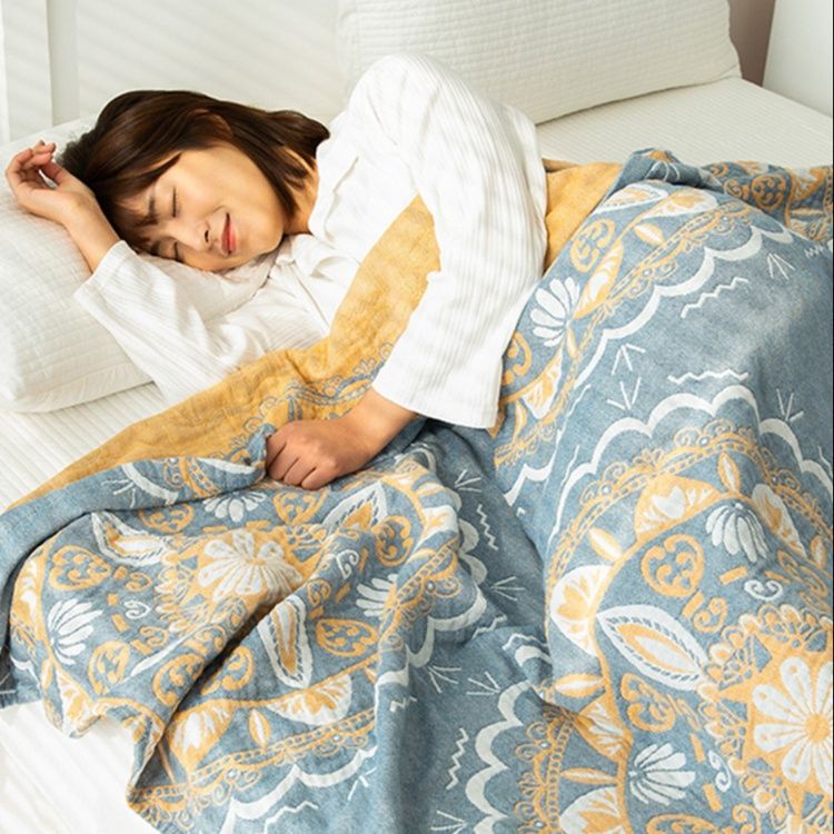優美な唐草模様ガーゼケット