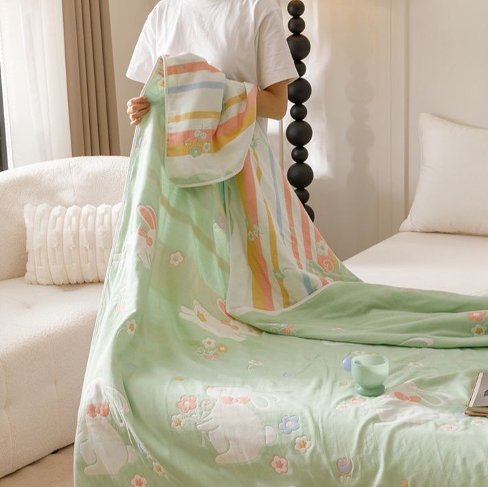  優しいうさぎと花模様のガーゼケット