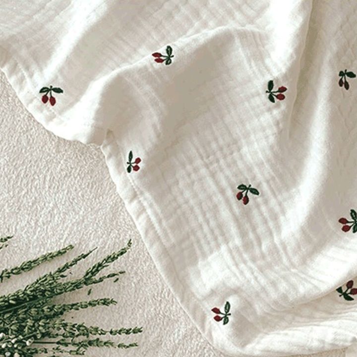 優しさ包む小花刺繍ガーゼケット