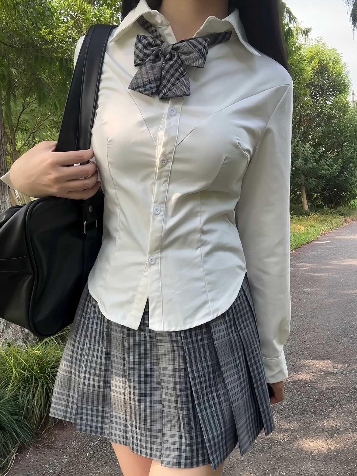 働く女性の魅力を引き立てる！おしゃれなワイシャツ 女性向け5選