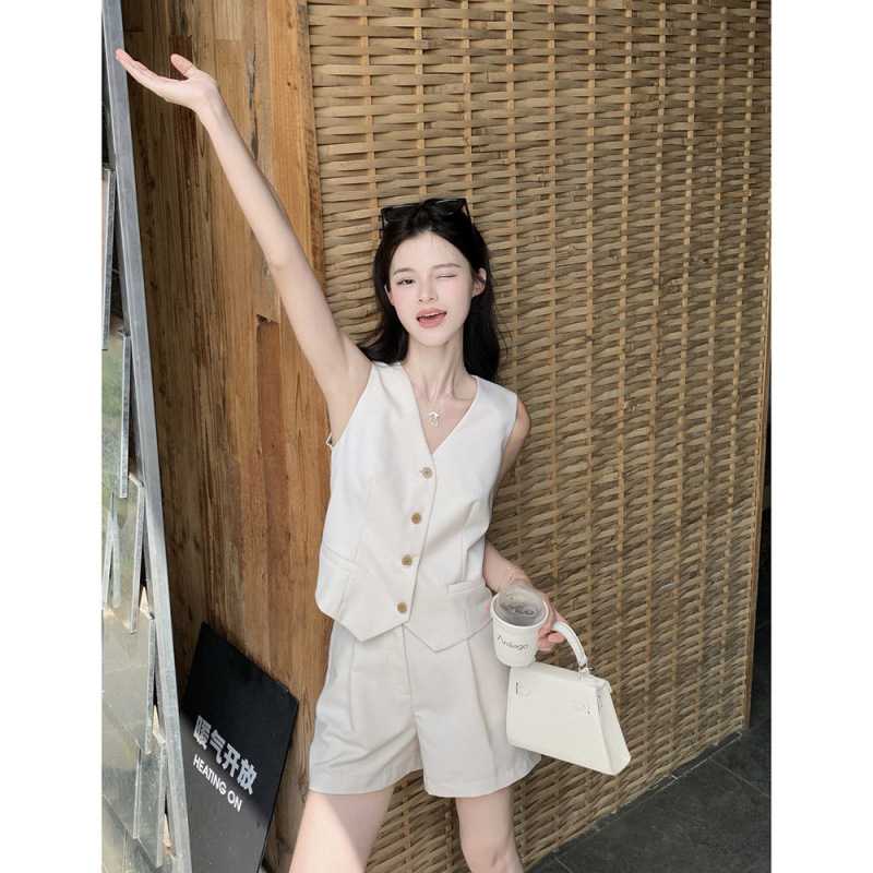 ジレショートで魅せる！スタイルアップを叶えるアイテム10選