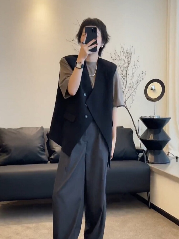 大人の品格を演出する三つボタン立体ジレ