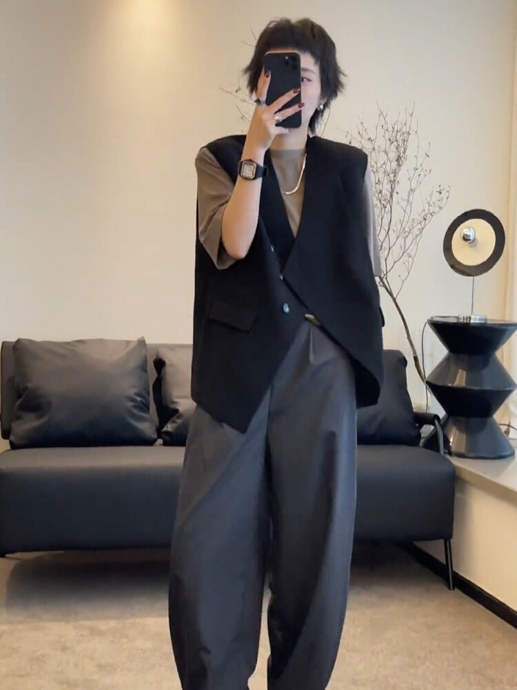 大人の品格を演出する三つボタン立体ジレ