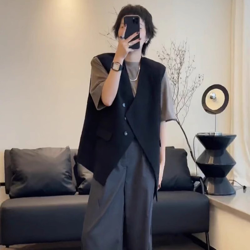 大人の品格を演出する三つボタン立体ジレ