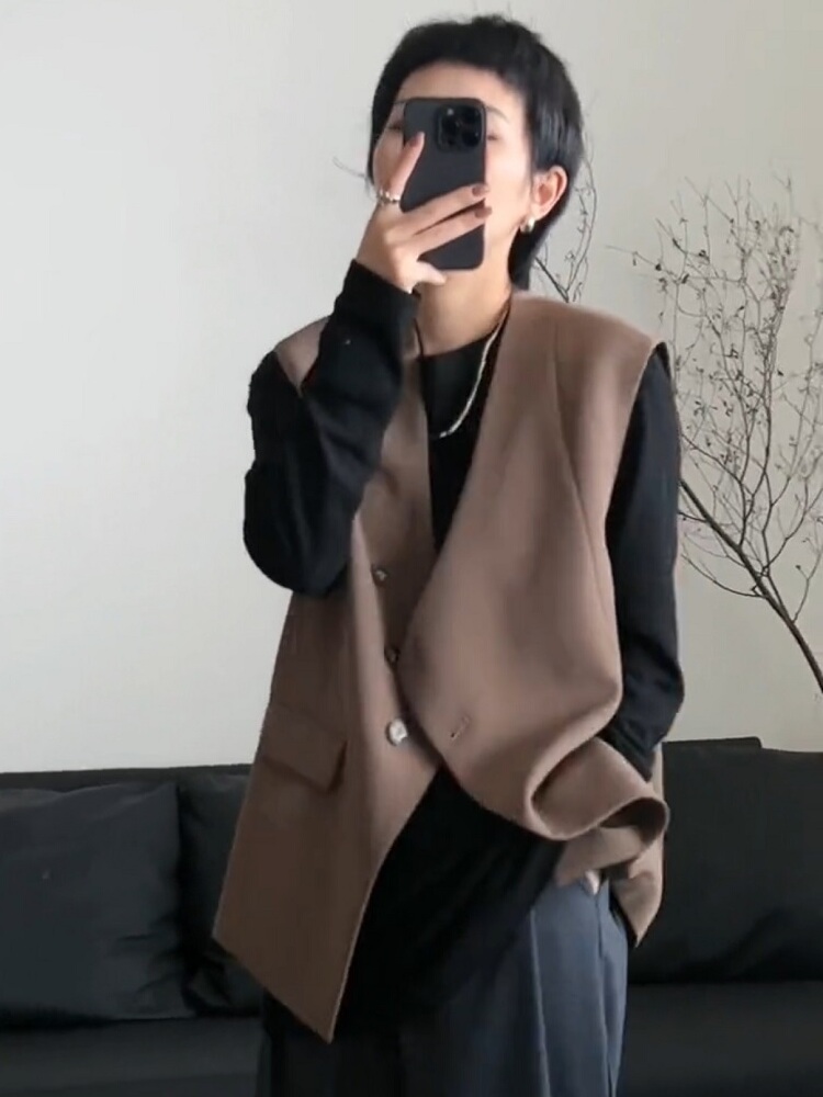 大人の品格を演出する三つボタン立体ジレ