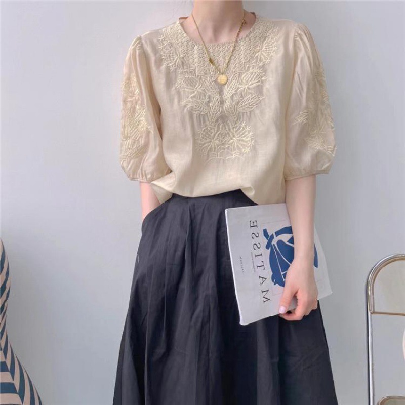 大人かわいい服 花模様刺繍入りパフスリーブブラウス