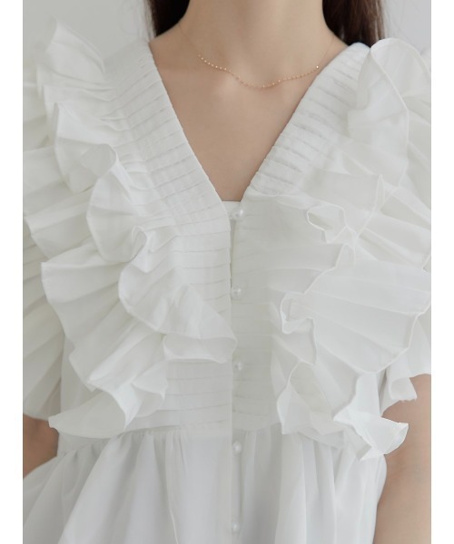 大人かわいい服 立体フリル袖ブイネックブラウス