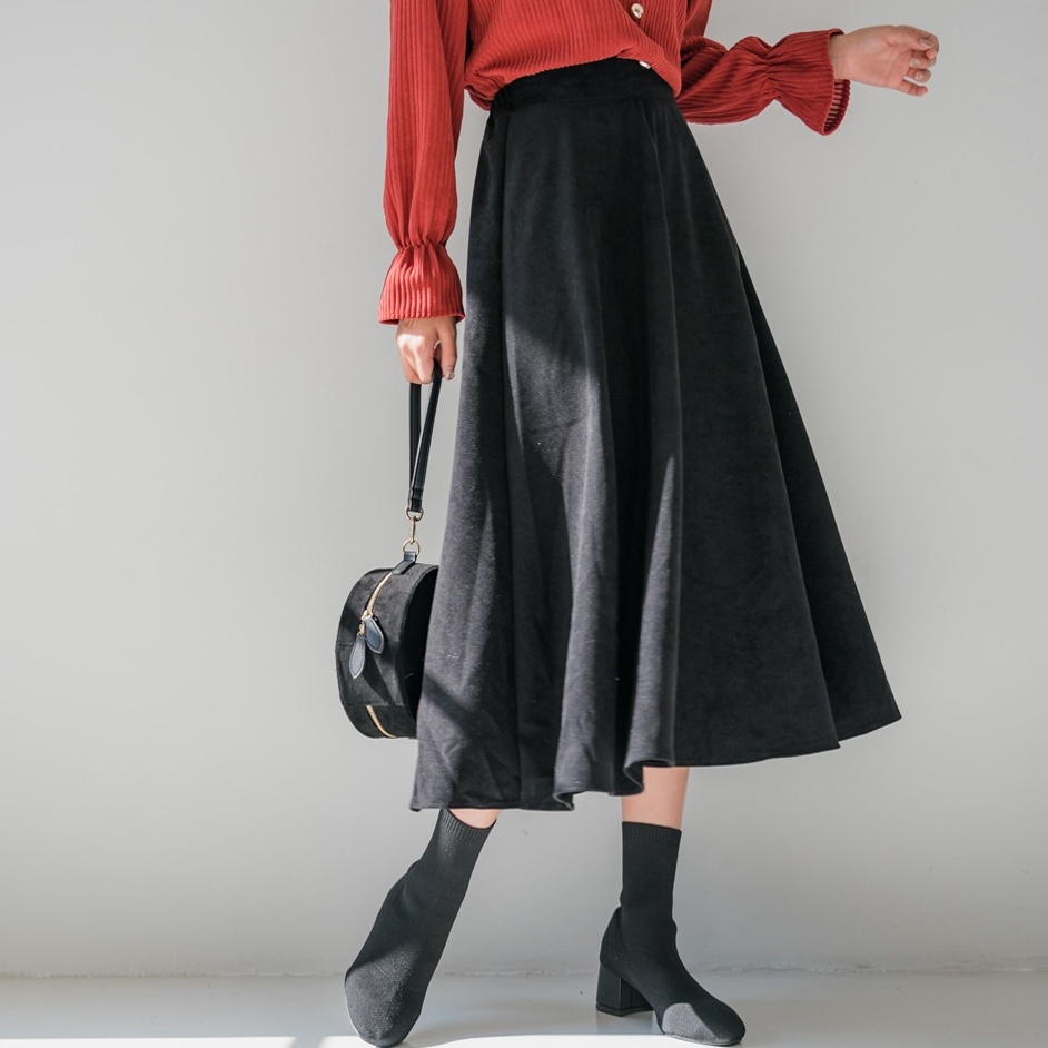 大人かわいい服 光沢素材のエレガントフレアロングスカート