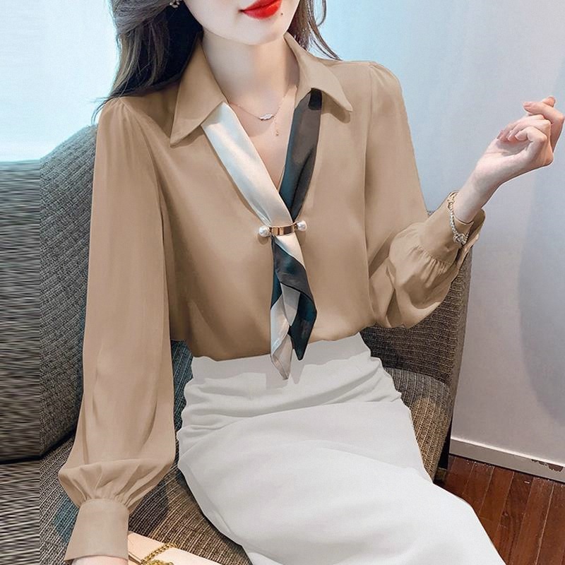 大人かわいい服 パール金具付きスカーフ風デザイン襟付きブラウス