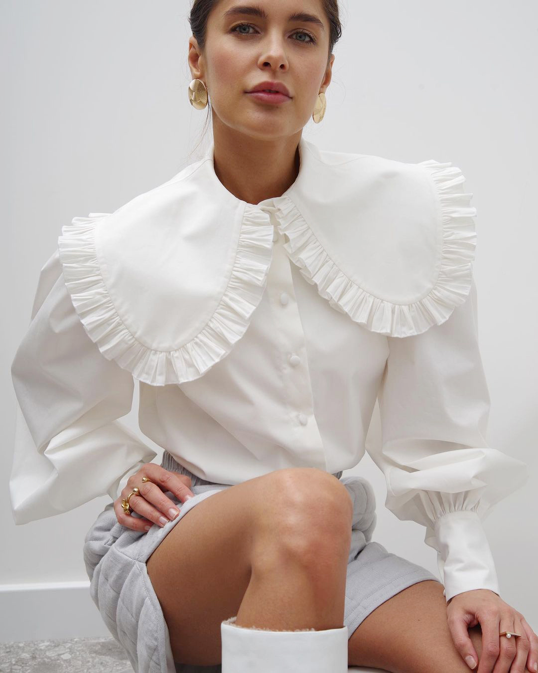 大人かわいい服 プリーツ襟付きボリュームスリーブブラウス