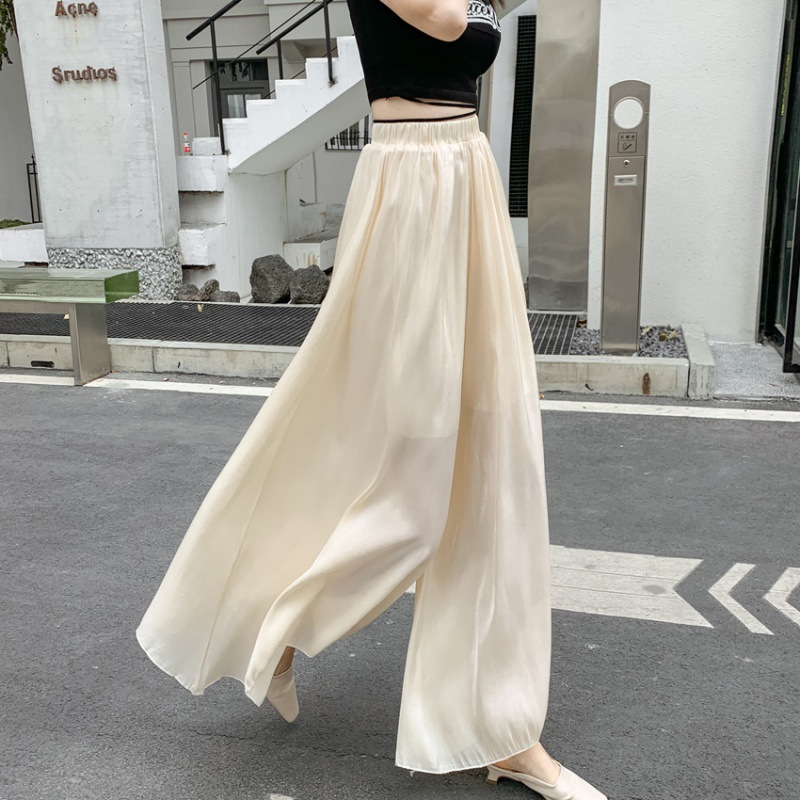大人かわいい服 光沢感が上品なふんわりワイドパンツ