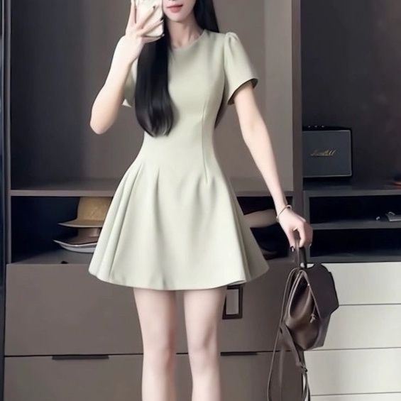 大人かわいい服 上品シルエット パフスリーブワンピース