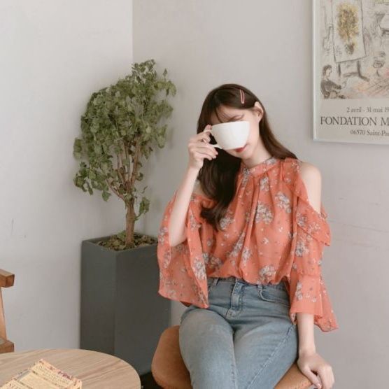 大人かわいい服 肩魅せ花柄シフォンブラウス