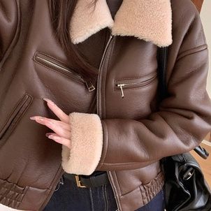 大人かわいい服 もこもこ襟付きショート丈合成皮革ジャケット