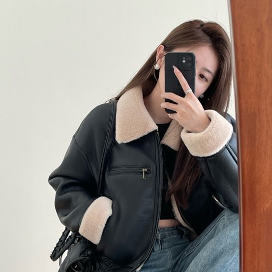 大人かわいい服 もこもこ襟付きショート丈合成皮革ジャケット
