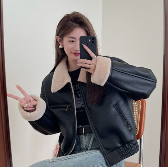 大人かわいい服 もこもこ襟付きショート丈合成皮革ジャケット