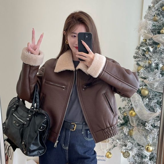 大人かわいい服 もこもこ襟付きショート丈合成皮革ジャケット