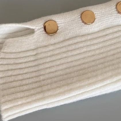 大人かわいい服 袖ボタンデザインモックネックリブニット