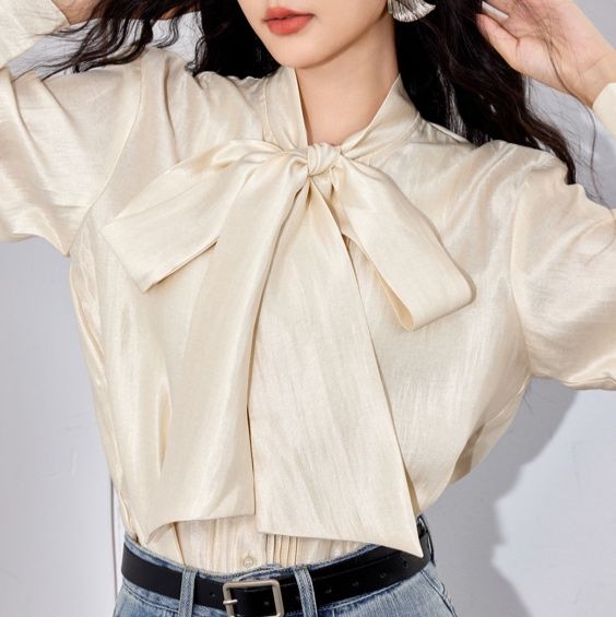 大人かわいい服 上品な光沢リボンタイブラウス