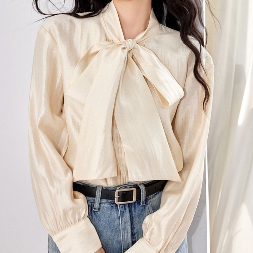 大人かわいい服 上品な光沢リボンタイブラウス