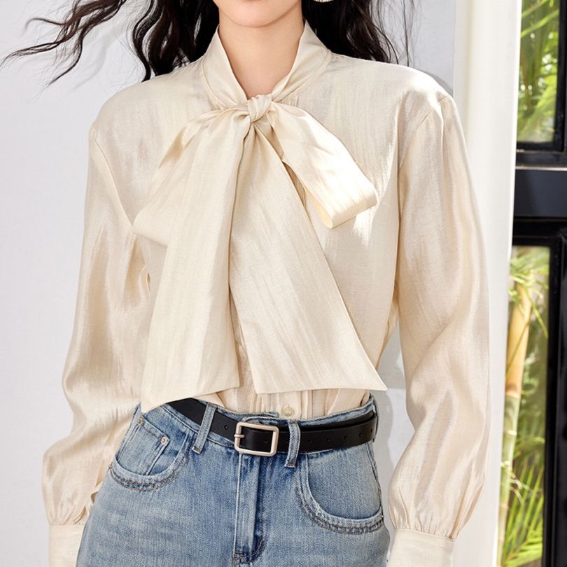 大人かわいい服 上品な光沢リボンタイブラウス