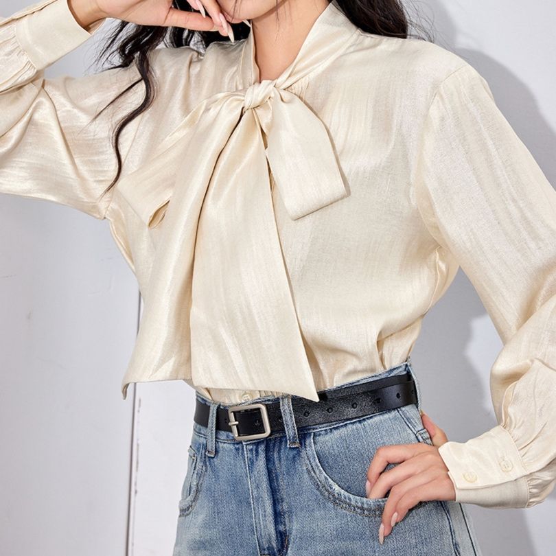 大人かわいい服 上品な光沢リボンタイブラウス