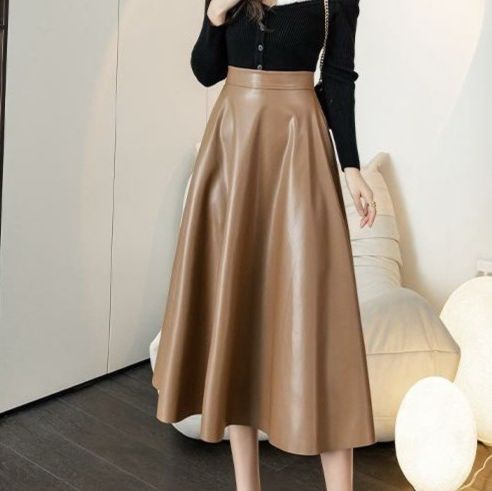 大人かわいい服 上品な光沢合成皮革フレアロングスカート
