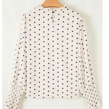 大人かわいい服 ドット柄ブラウス