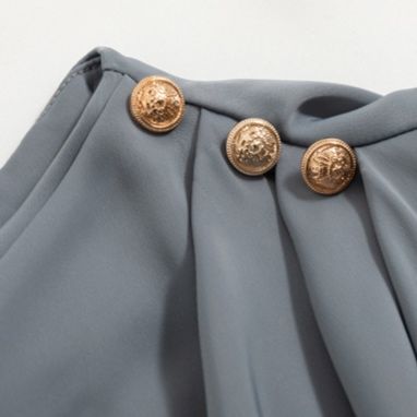 大人かわいい服 ボタンビジュー付きハイネックボリューム袖ブラウス