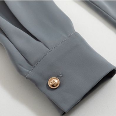 大人かわいい服 ボタンビジュー付きハイネックボリューム袖ブラウス