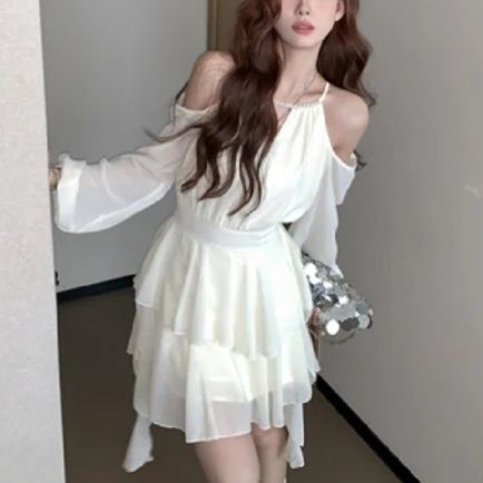 大人かわいい服 肩開きティアードワンピース