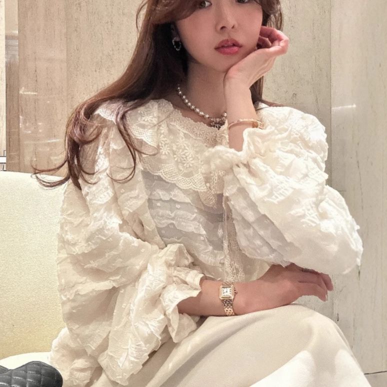 大人かわいい服 立体フラワー刺繍レース袖ボリュームブラウス