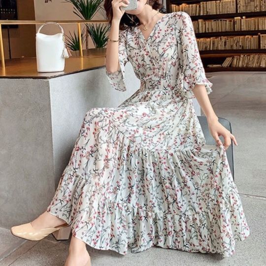 大人かわいい服 小花柄ティアードフリルワンピース