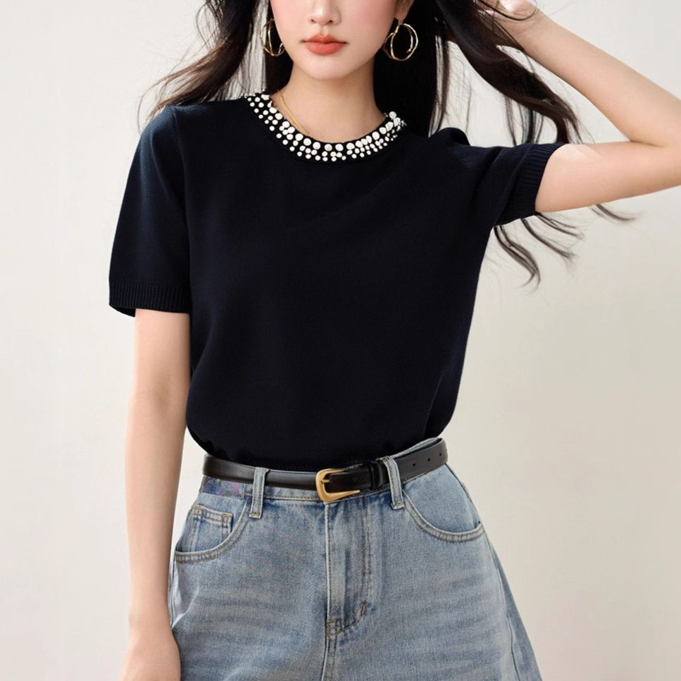 大人かわいい服 ネックラインビジュー付き半袖ニット