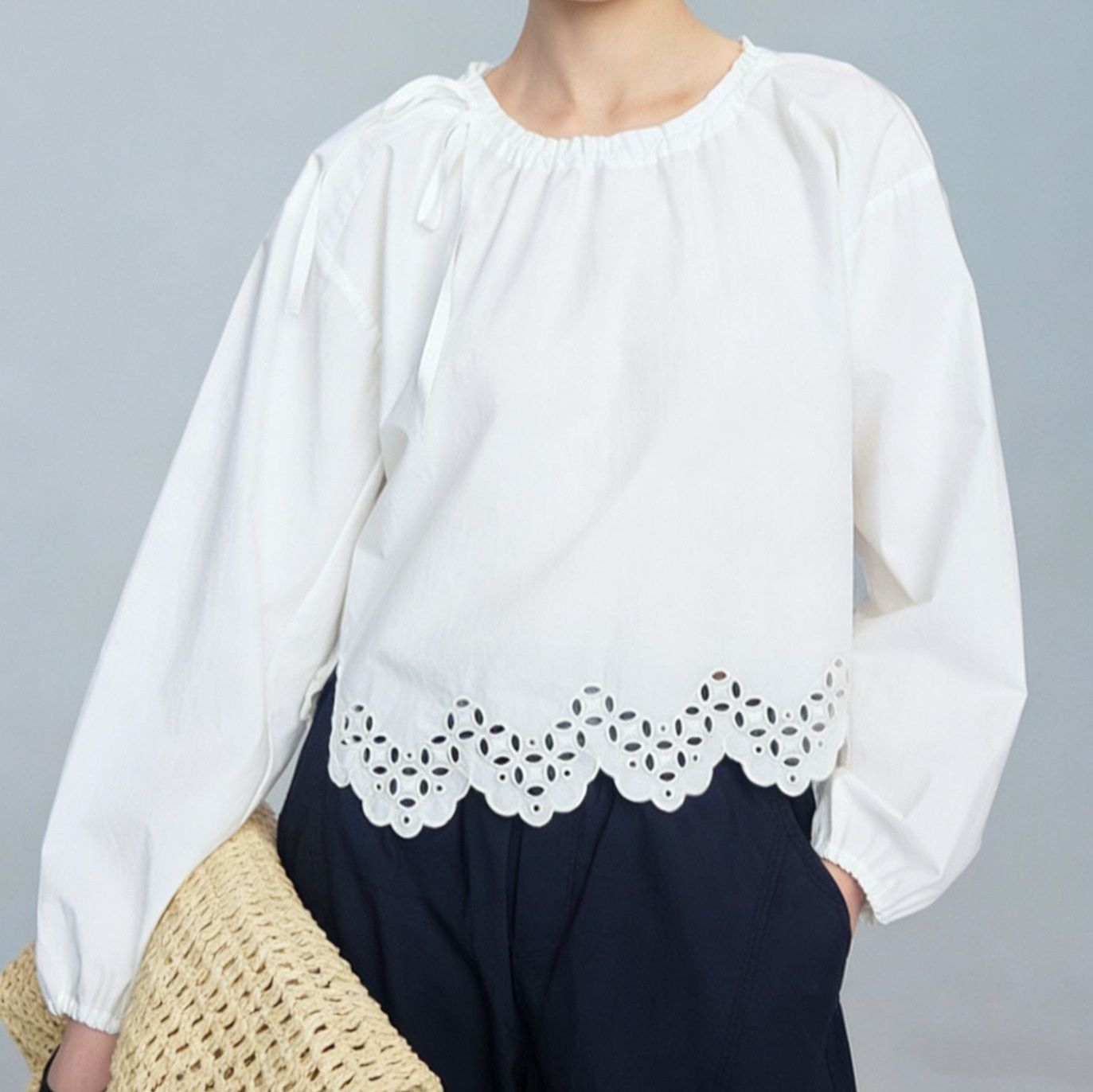 大人かわいい服 裾刺繍レース切り替えギャザーネックブラウス