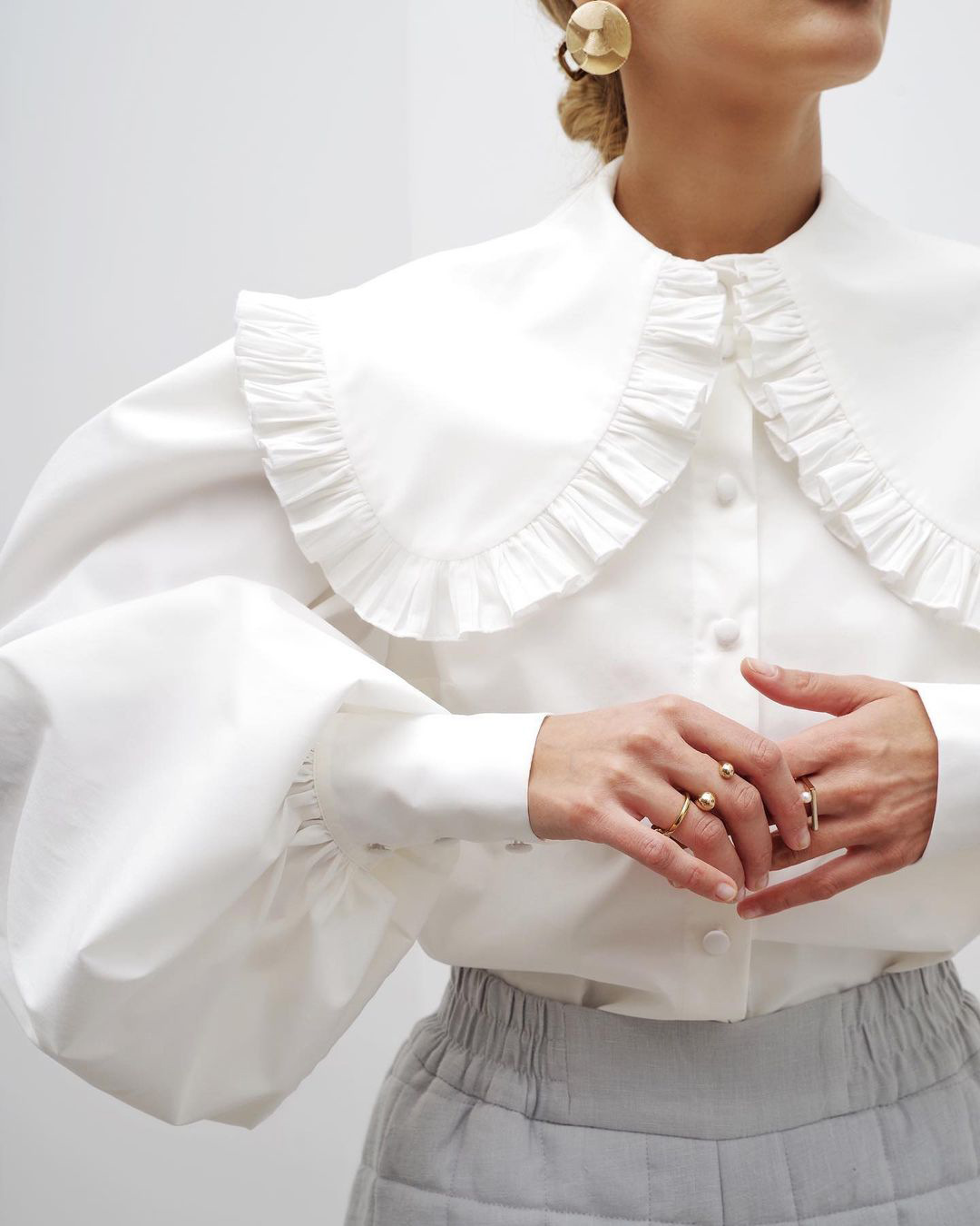 大人かわいい服 プリーツ襟付きボリュームスリーブブラウス