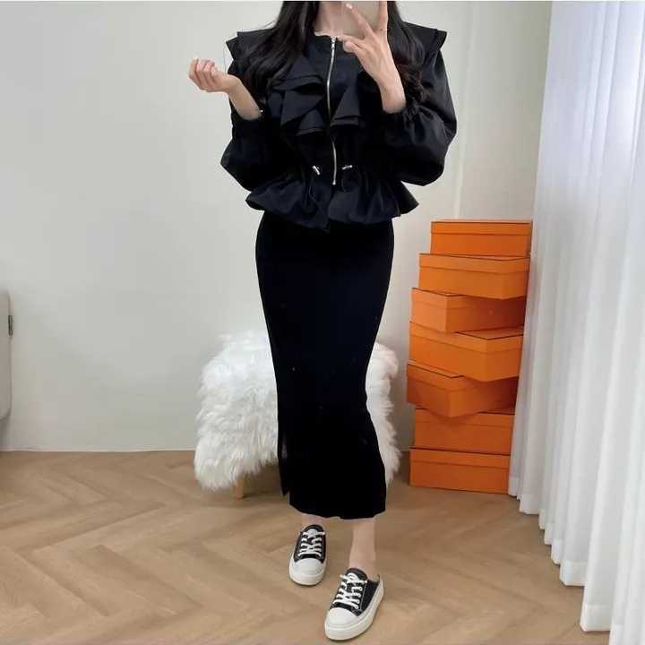 大人かわいい服 フリルジップアップブルゾン