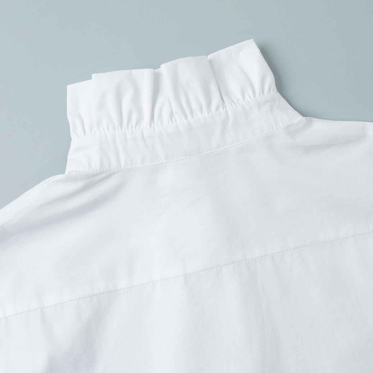 大人かわいい服 シンプルフリルハイネック長袖ブラウス