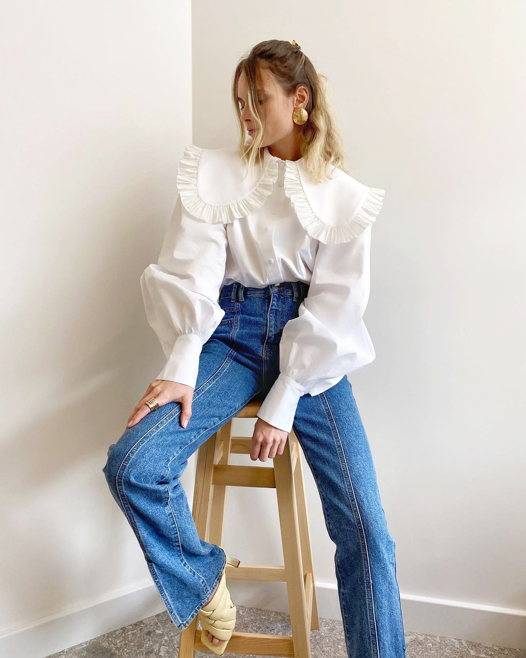 大人かわいい服 プリーツ襟付きボリュームスリーブブラウス