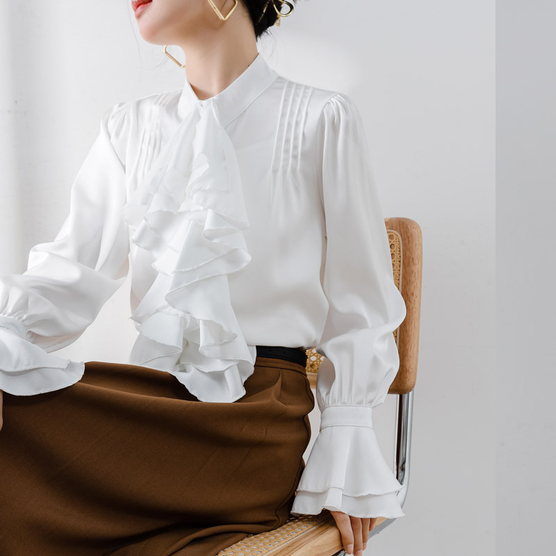 大人かわいい服 フリルデザイン襟付きボリューム袖ブラウス