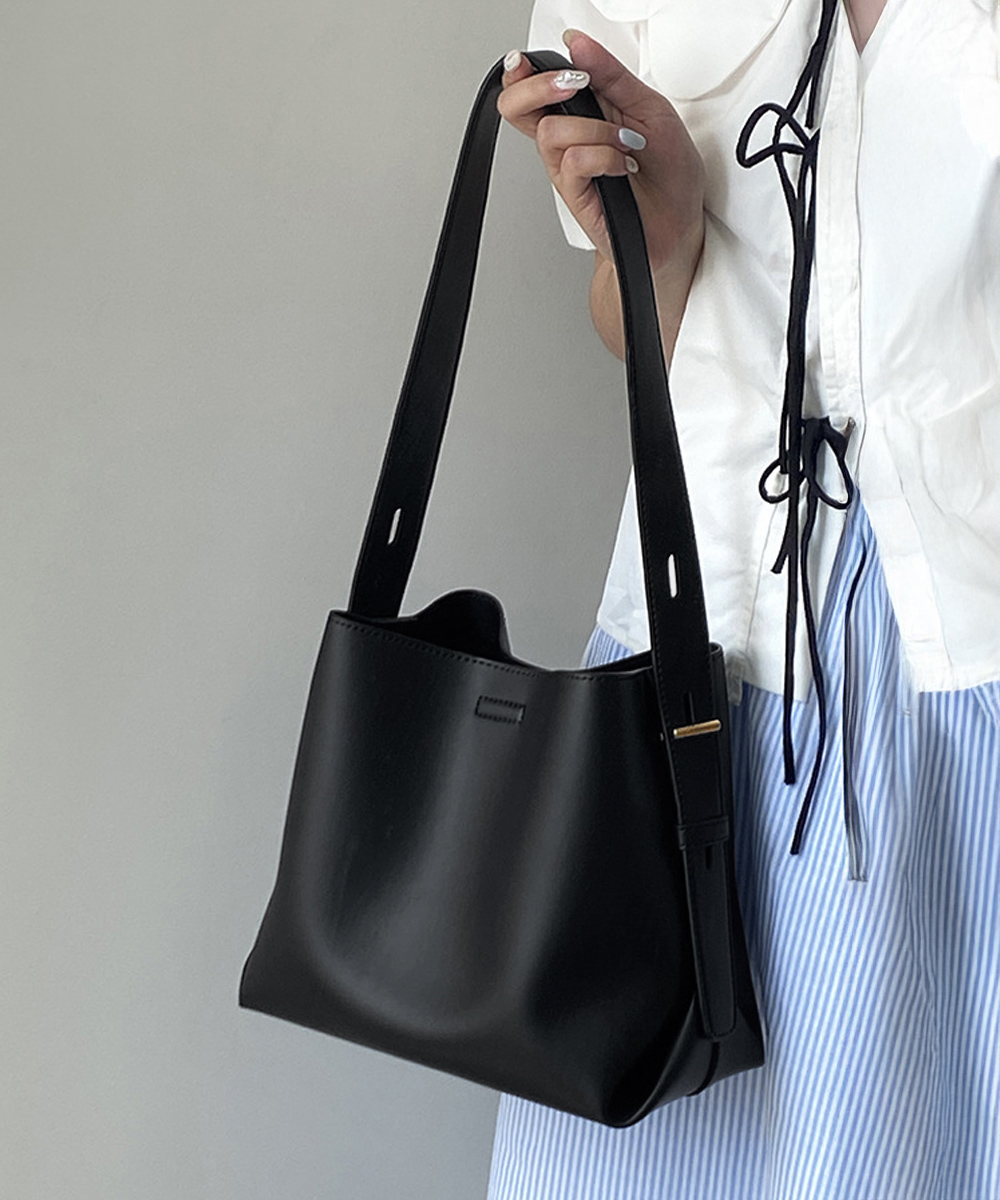 大人かわいい服 黒色合成皮革ショルダーバッグ 通勤通学