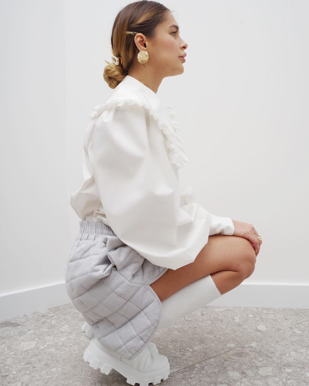 大人かわいい服 プリーツ襟付きボリュームスリーブブラウス