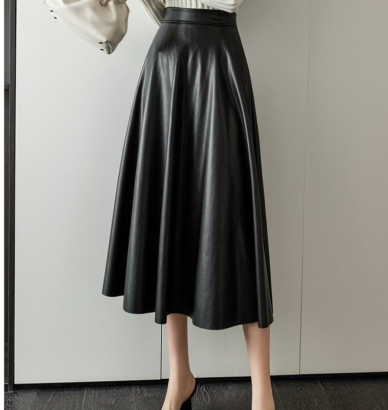 大人かわいい服 上品な光沢合成皮革フレアロングスカート