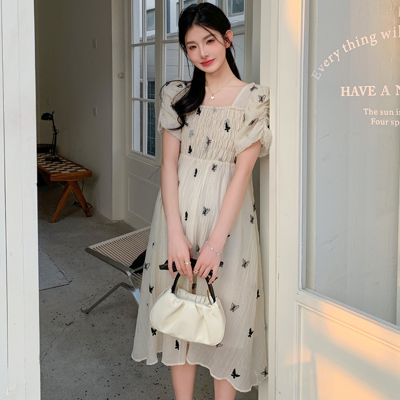 大人かわいい服 蝶々刺繍パフスリーブシャーリングワンピース