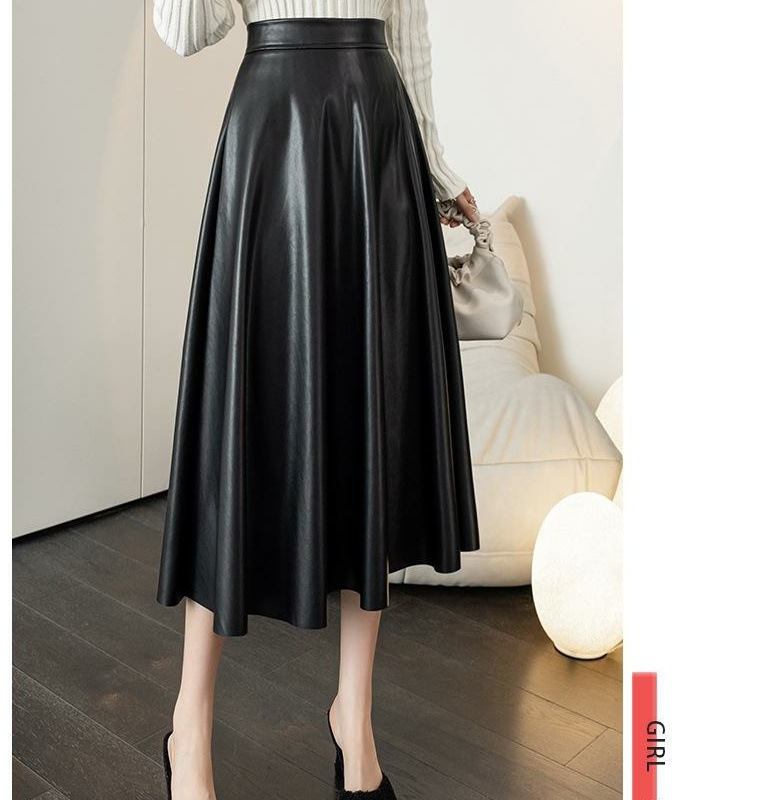 大人かわいい服 上品な光沢合成皮革フレアロングスカート