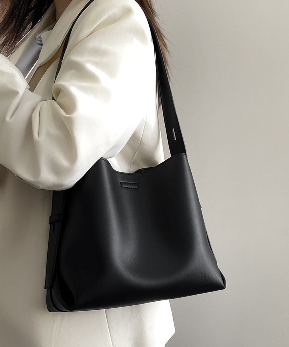 大人かわいい服 黒色合成皮革ショルダーバッグ 通勤通学