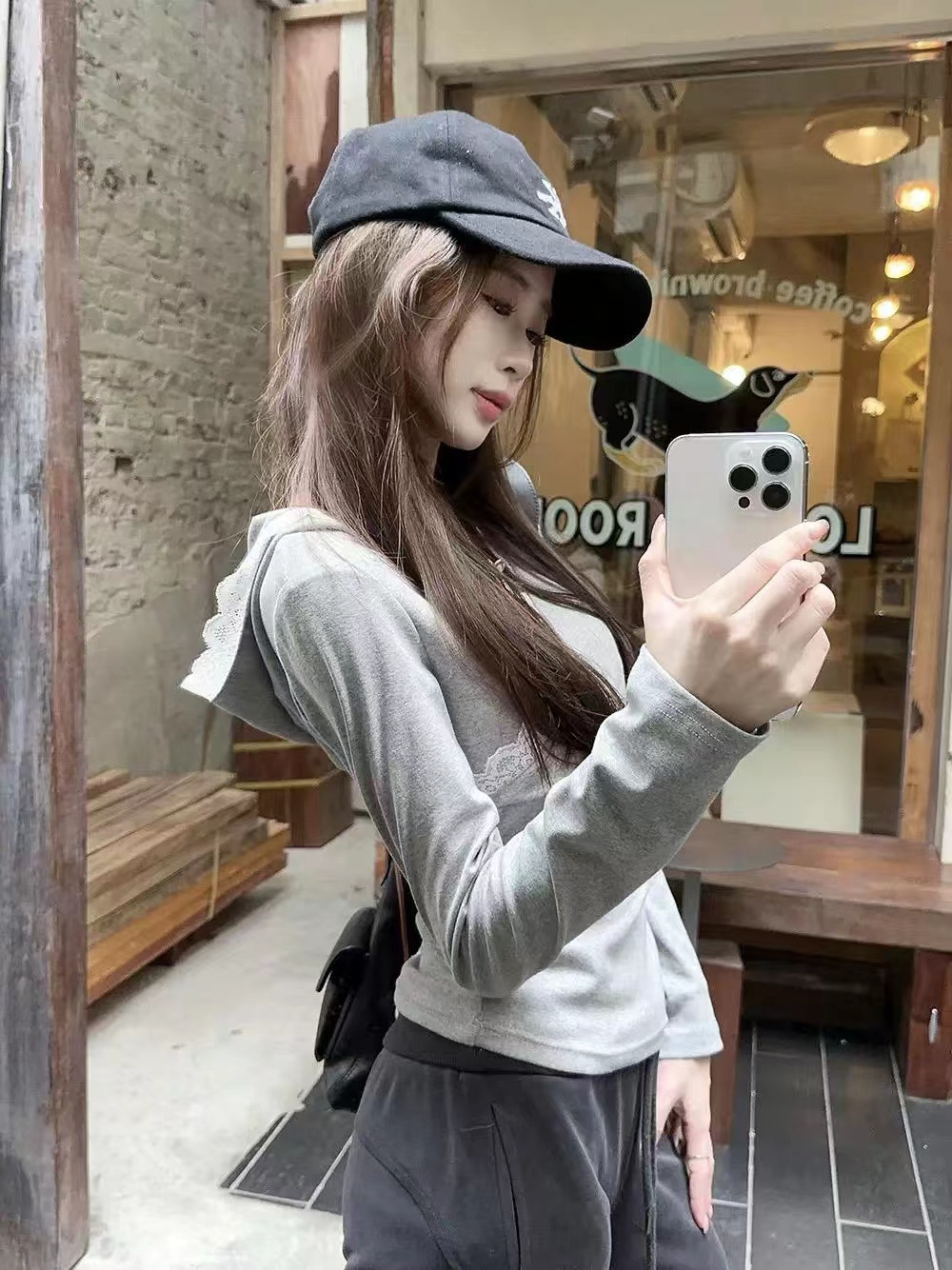 大人かわいい服 レース襟付き深Vネック長袖カットソー