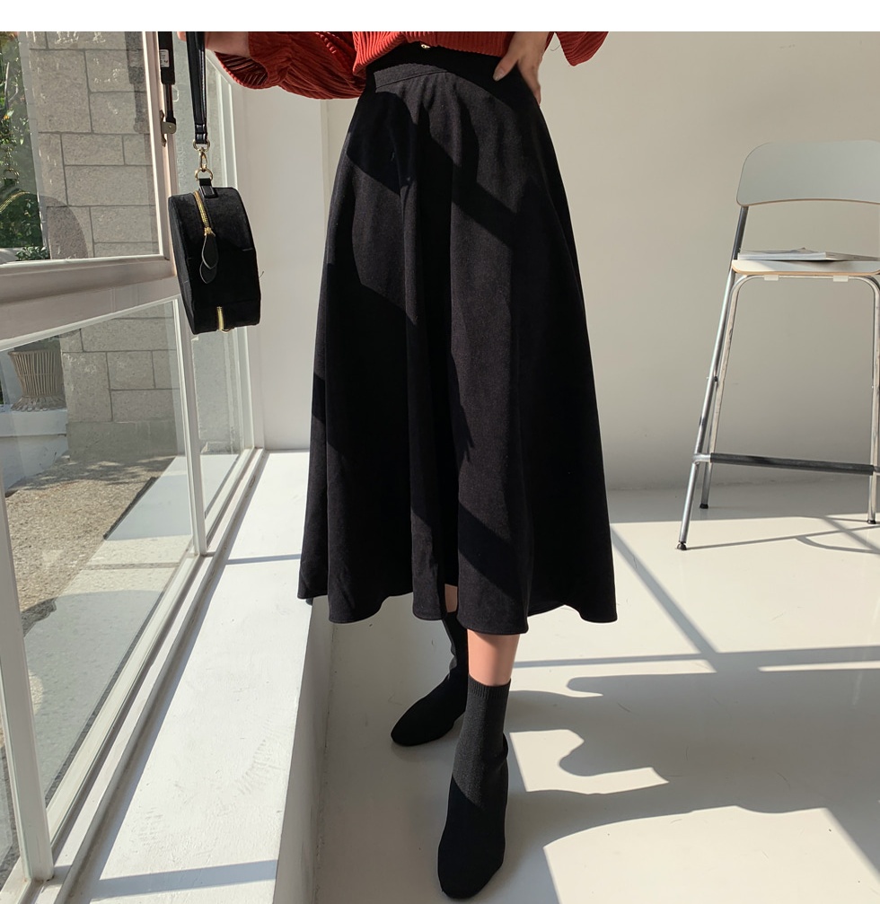 大人かわいい服 光沢素材のエレガントフレアロングスカート