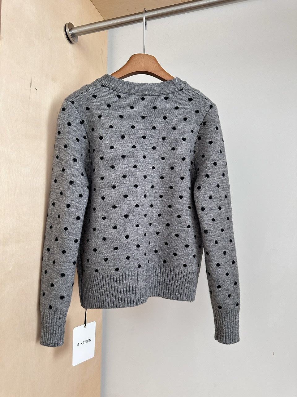 大人かわいい服 ドット柄リボン付き丸襟ニットカーディガン