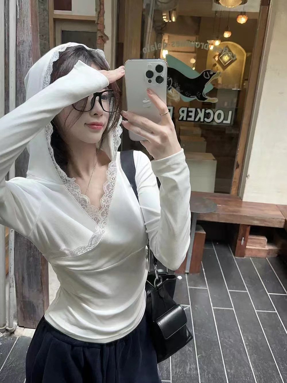 大人かわいい服 レース襟付き深Vネック長袖カットソー